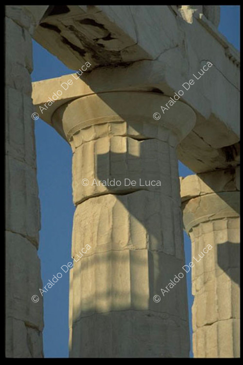 Detalle de la columna y el entablamento del Partenón