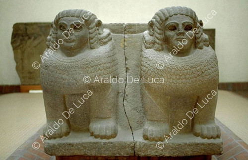 Altar con dos leones de piedra asirios