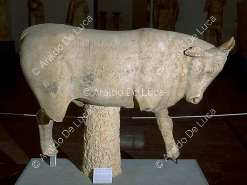 Estatua de toro en piedra