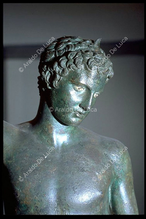 Estatua de joven en bronce