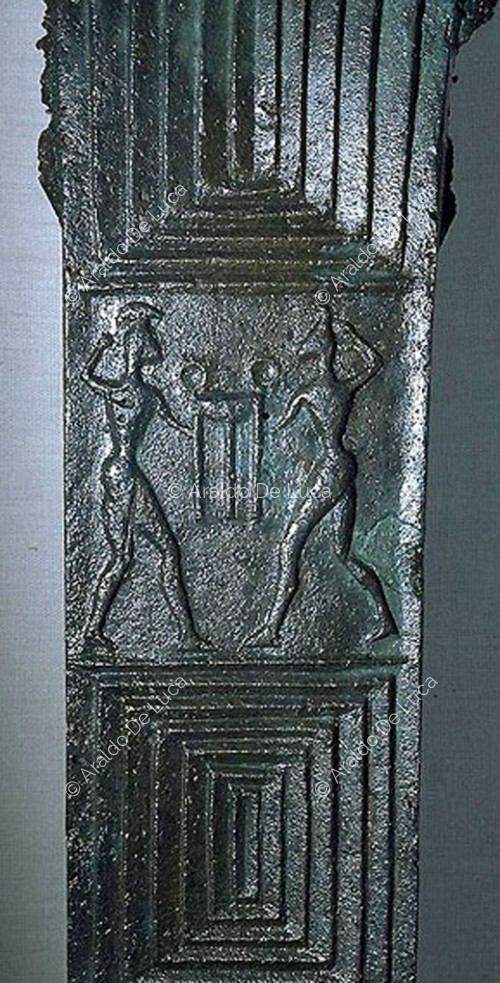 Ansa con lotta per il tripode in bronzo arcaica