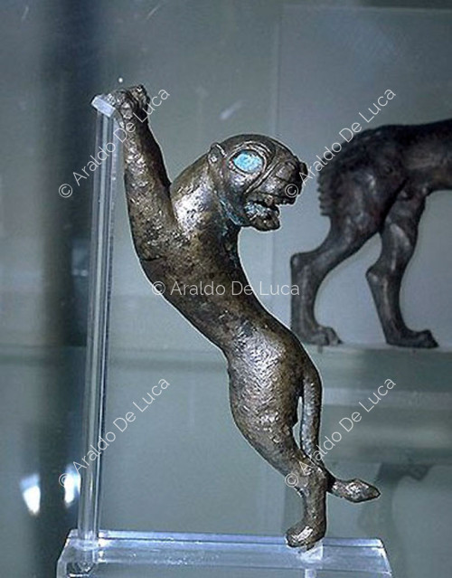 Ansa a forma di felino in bronzo
