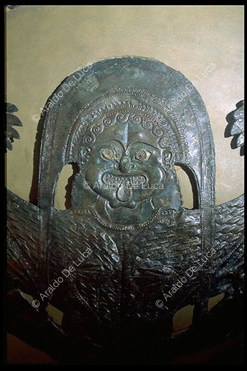 Decoracion de escudo con gorgona en bronce