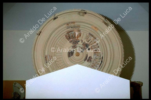 Acroterio de disco arcaico de terracota pintada