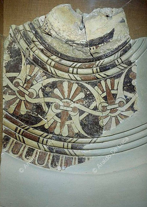 Acrotera de disco pintado en terracota arcaica