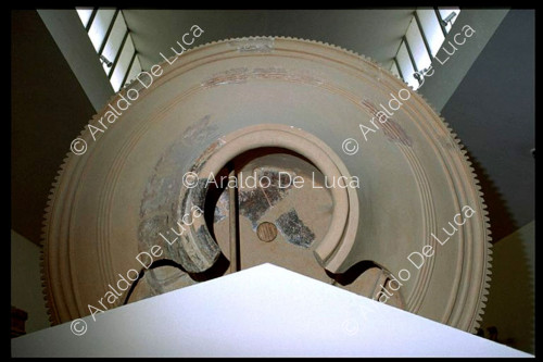 Acrotera de disco pintado en terracota arcaica