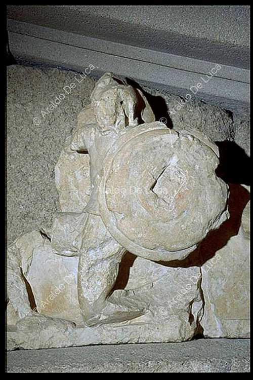Frontone del thesauros di Megara in pietra