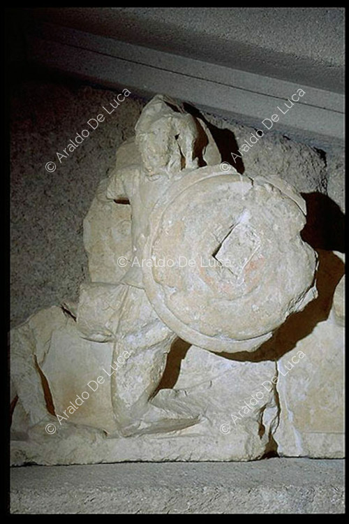 Frontone del thesauros di Megara in pietra