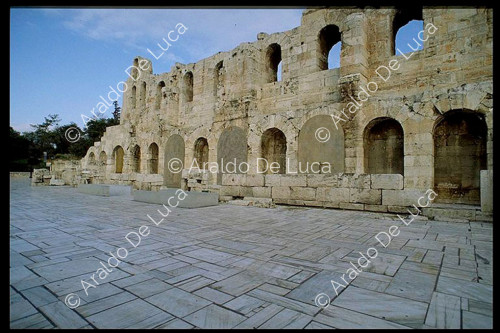 Front of the scene with niches and columns