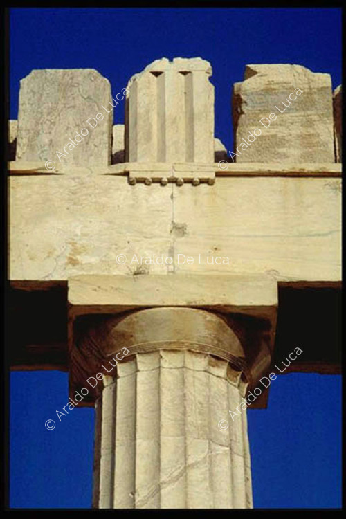 Detalle de la columna y el entablamento del Partenón