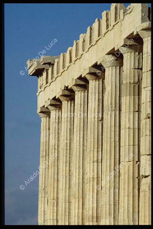 Detalle de la parte superior de la peristasis exterior del Partenón