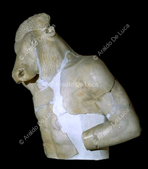 Estatua de Minotauro en marmol