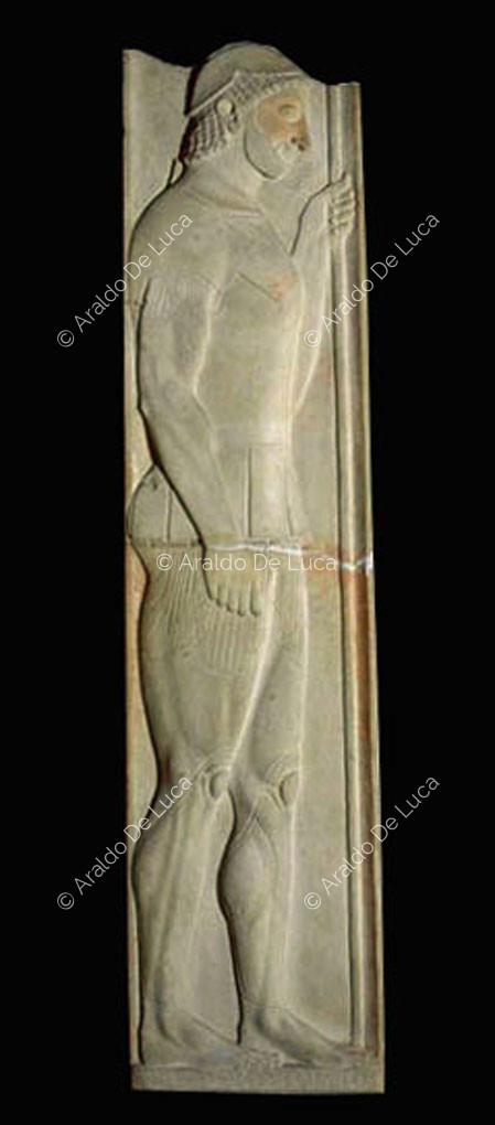 Estela funerario de Aristione en piedra arcaica