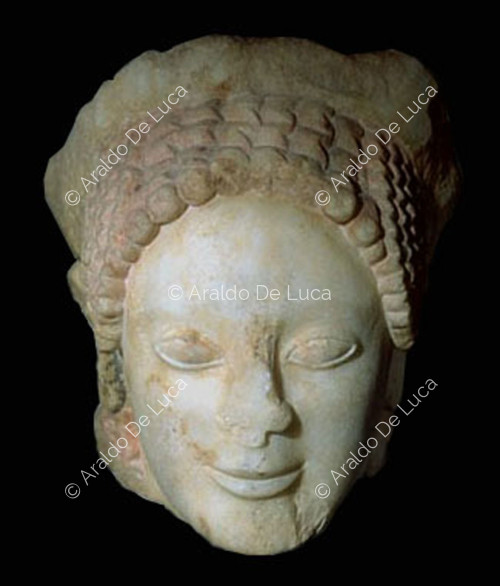 Testa di Kore in marmo arcaica