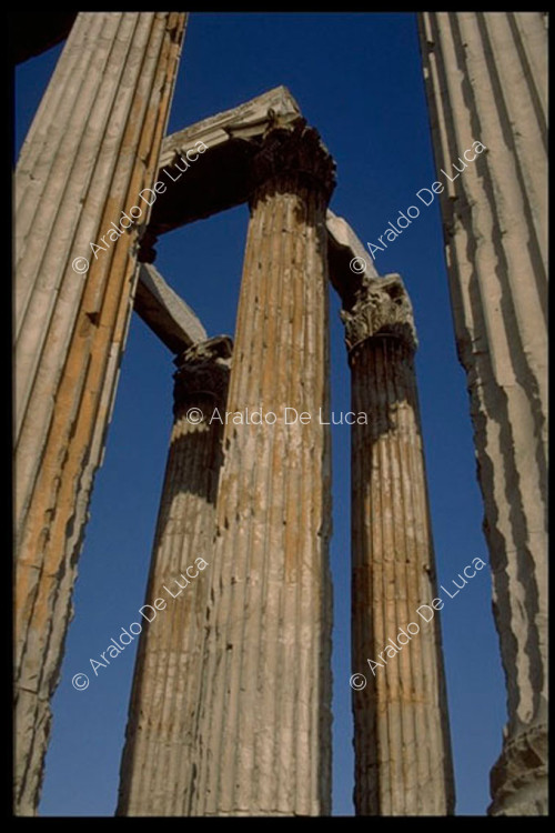 Detail des Architravs und der Säulen