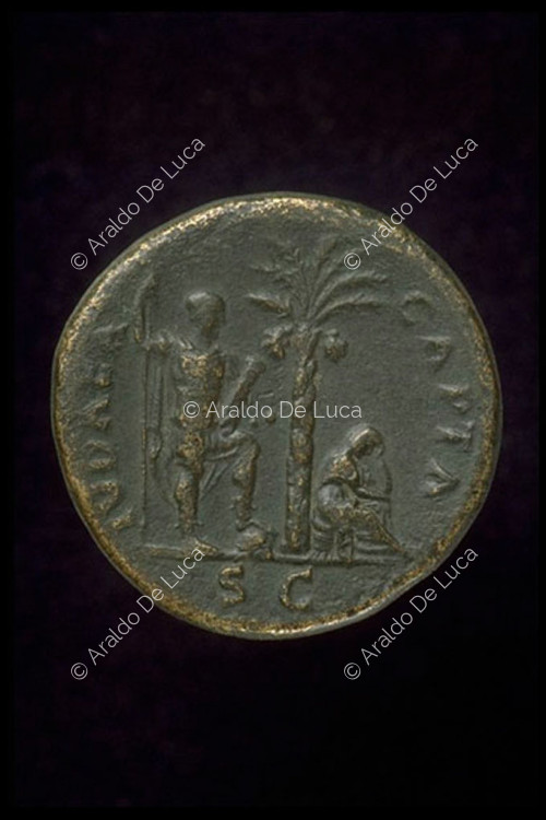 Vespasiano triunfante y Judea derrotada arrodillado bajo una palmera, Sestercio romano imperial de Vespasiano