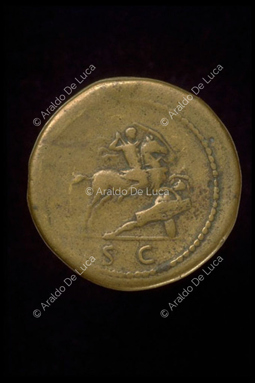 Trajano a caballo sobre el líder Dacio en el suelo, aureus imperial de Trajano