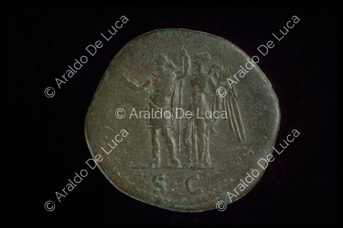 Trajano con bastón coronado por la Victoria alada, sestercio imperial romano de Trajano