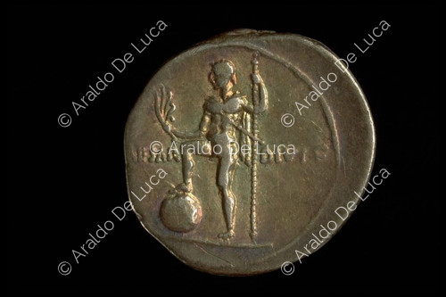Figura masculina desnuda (Neptuno) sobre globo terráqueo, denario imperial de Augusto