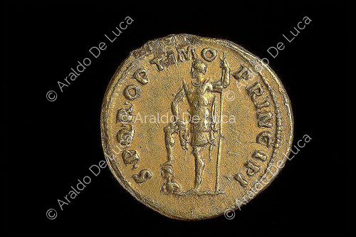 Trajano de pie con el pie sobre la cabeza de Dacio, aureus imperial romano de Trajano