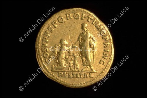 Trajano de pie recibe a Italia arrodillada, aureus romano imperial de Trajano