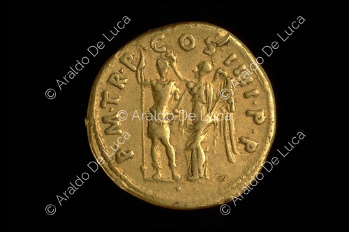 Trajano coronado por la Victoria, aureus imperial romano de Trajano