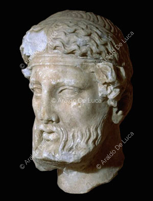 Testa maschile di divinità  in marmo greca