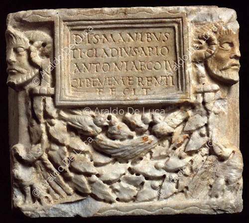 Aschenurne mit Inschrift