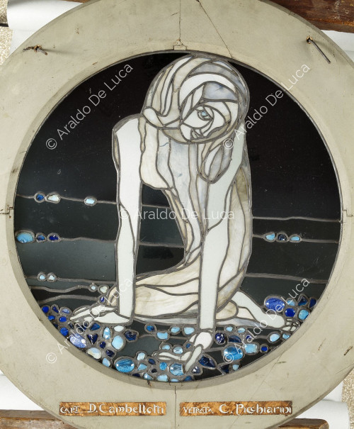 Buntglasfenster mit weiblicher Figur