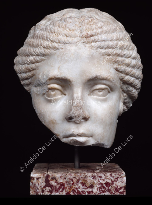 Cabeza femenina en mármol