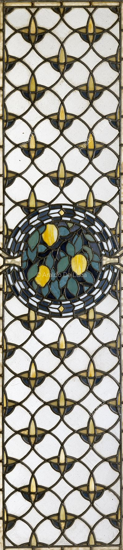 Glasmalerei mit geometrischem Motiv und Früchten