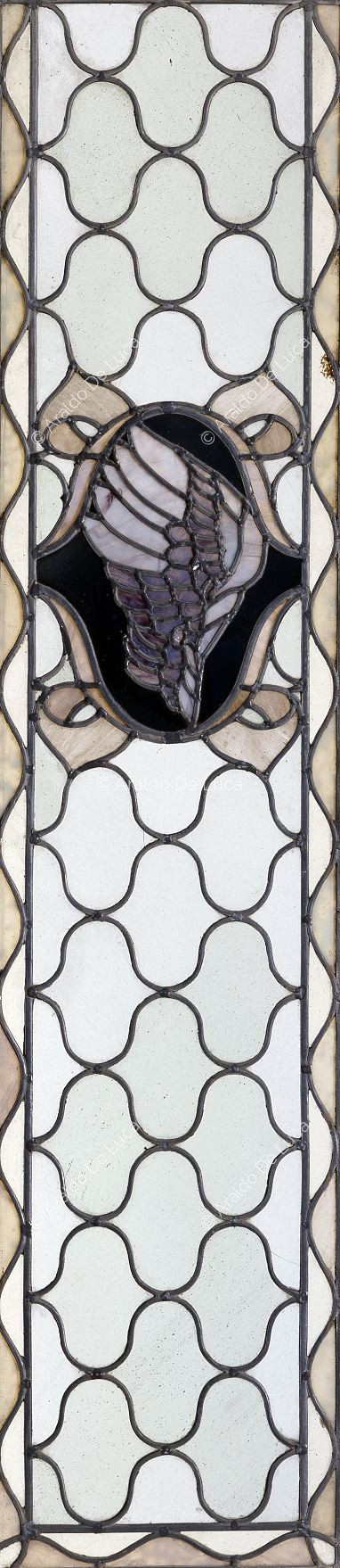 Buntglasfenster mit geometrischem Motiv