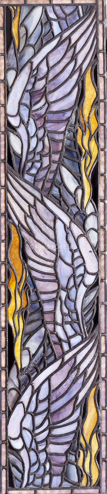 Buntglasfenster mit geometrischem Motiv und Flügeln