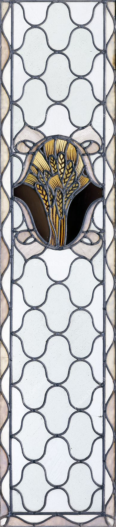 Buntglasfenster mit geometrischem Motiv und Stacheln