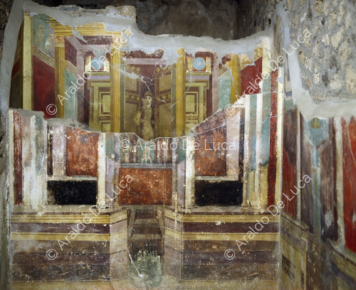 Casa de Fabio Rufo. Cubículo decorado con frescos del Segundo Estilo. Pared central