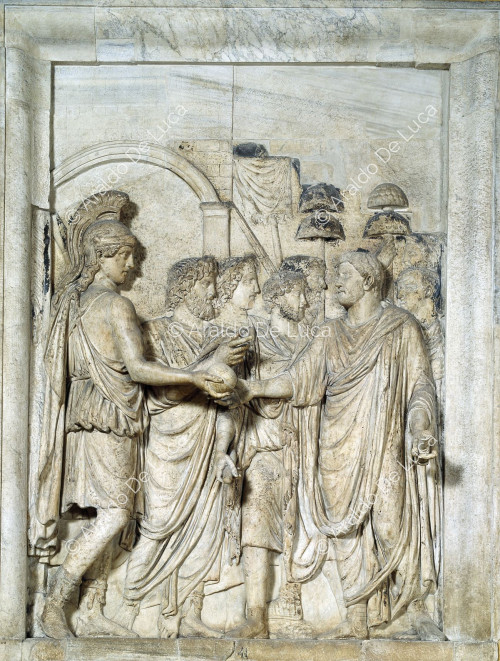 Hadrian, begrüßt von der Göttin Rom, dem Senat und dem römischen Volk - Relief vom Ehrenbogen, Detail