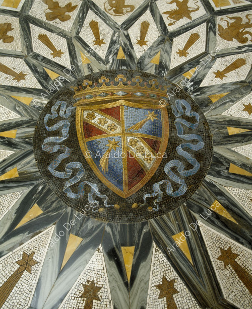 Villa Torlonia. Suelo con mosaico. Detalle con escudo de armas