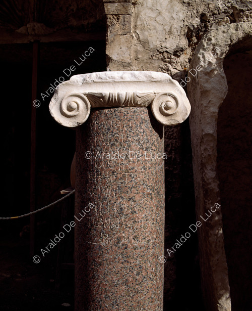 Columna con capitel de estilo jónico