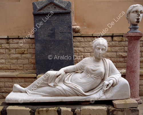 Statua di Faustina Maggiore sdraiata