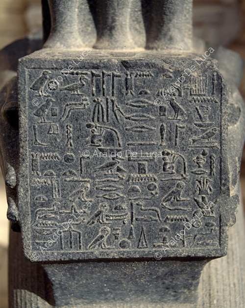 Inschrift mit Hieroglyphen