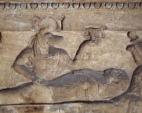 Rilievo del dio Anubi offerente sul corpo del defunto
