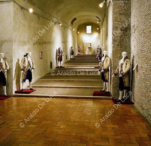 Disposición del museo con uniformes de mayordomo