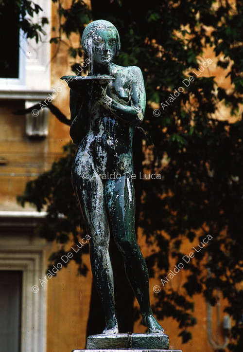 Fuentecilla con estatua de mujer