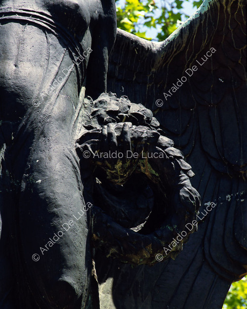 Monumento a los caidos con una Victoria en bronce