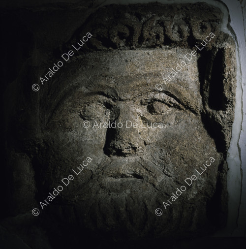 Relief en pierre avec tête apotropaïque