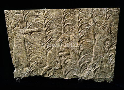 Relief assyrien avec trois guerriers en fuite