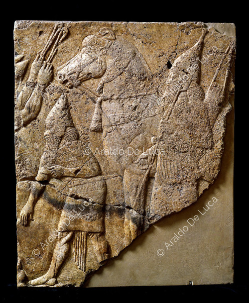 Relieve asirio con guerrero y caballo