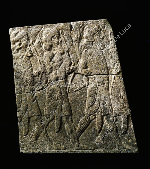 Assyrisches Relief mit vier marschierenden Bogenschützen