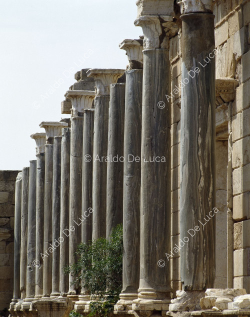 Passage monumental le long de la Basilique