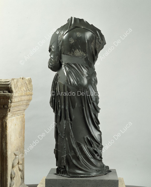 Statue en marbre noir